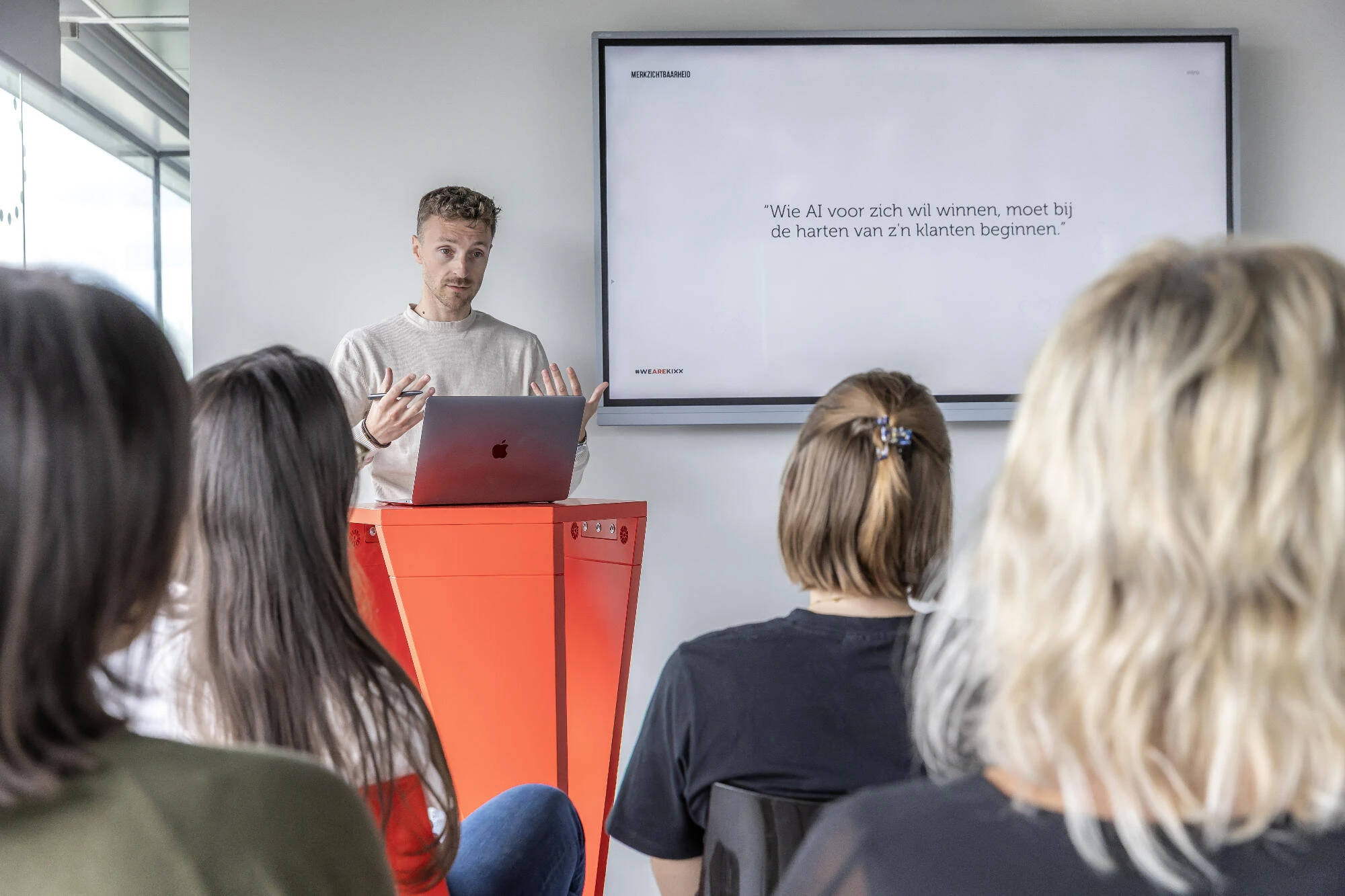 Jorben Isembaert geeft presentatie over merkzichtbaarheid in AI-tijdperk