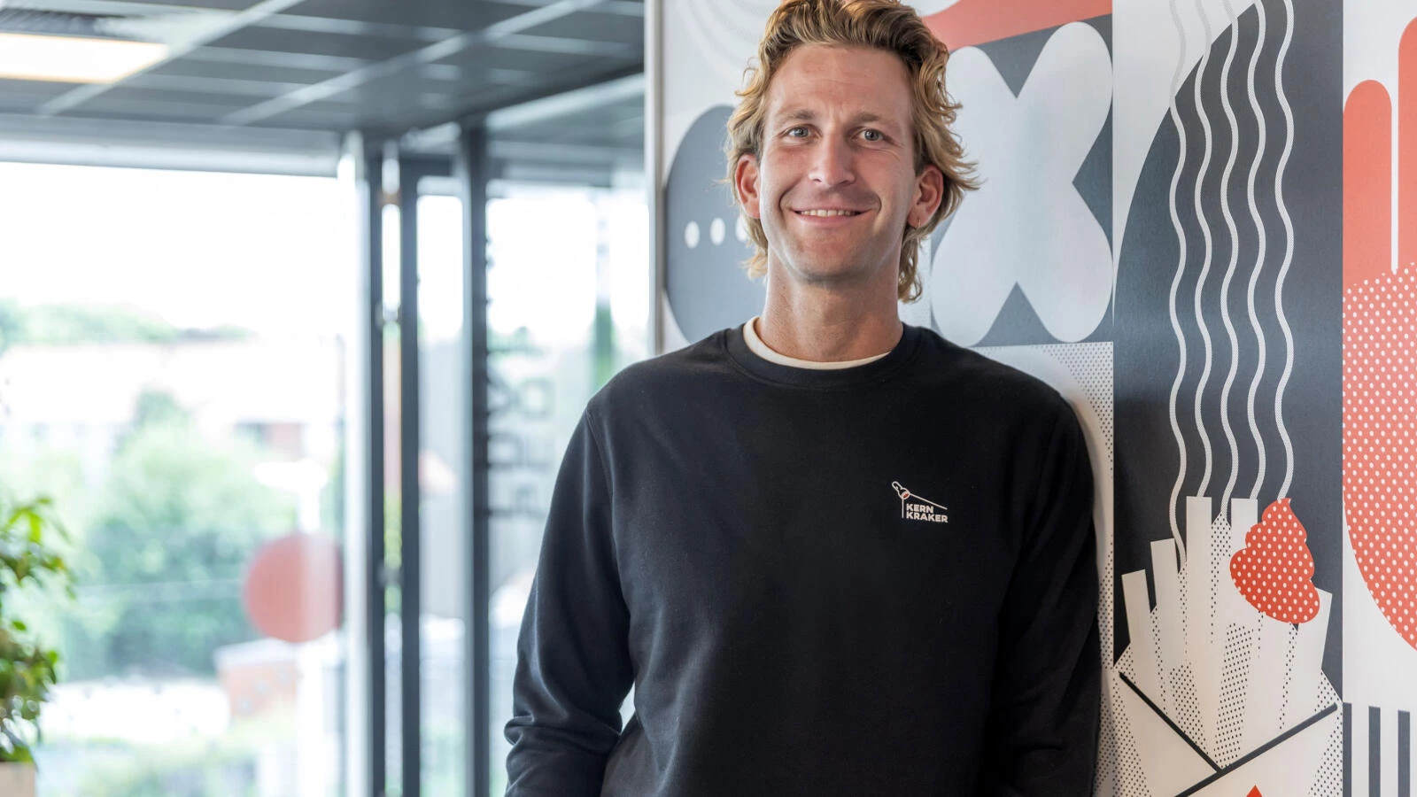 Foto van Renke Pieters op kantoor bij KIXX