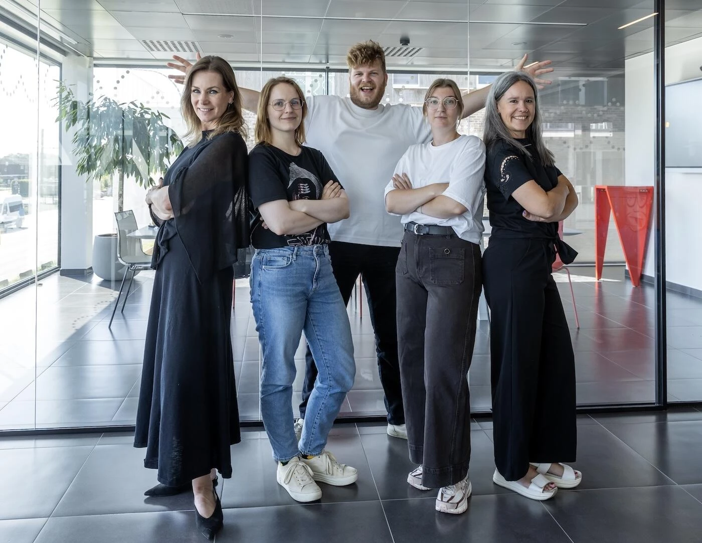 Teamleden van de branding business unit poseren samen voor een groepsfoto