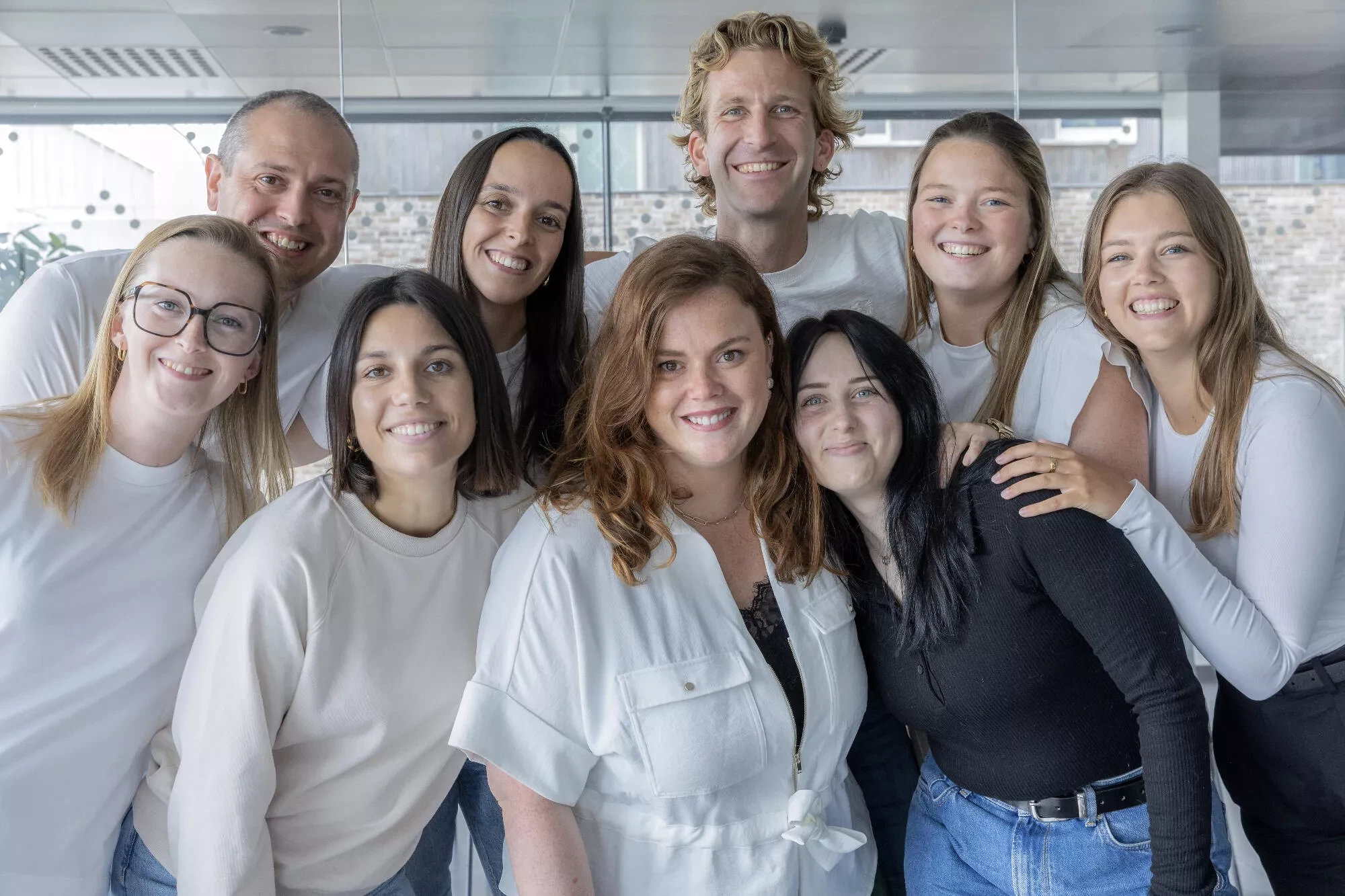 Teamleden van de digital business unit poseren samen voor een groepsfoto