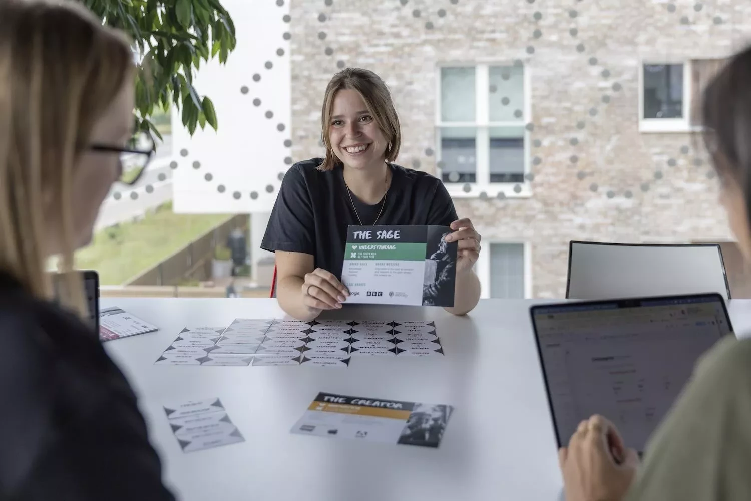Sara presenteert een merkbranding-kaartje met de titel ‘The Sage’