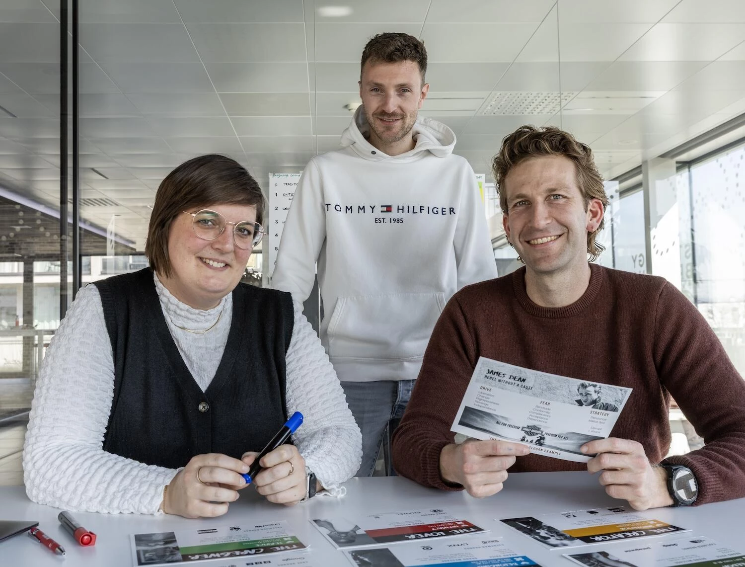 Teamleden van de strategie business unit poseren samen voor een groepsfoto
