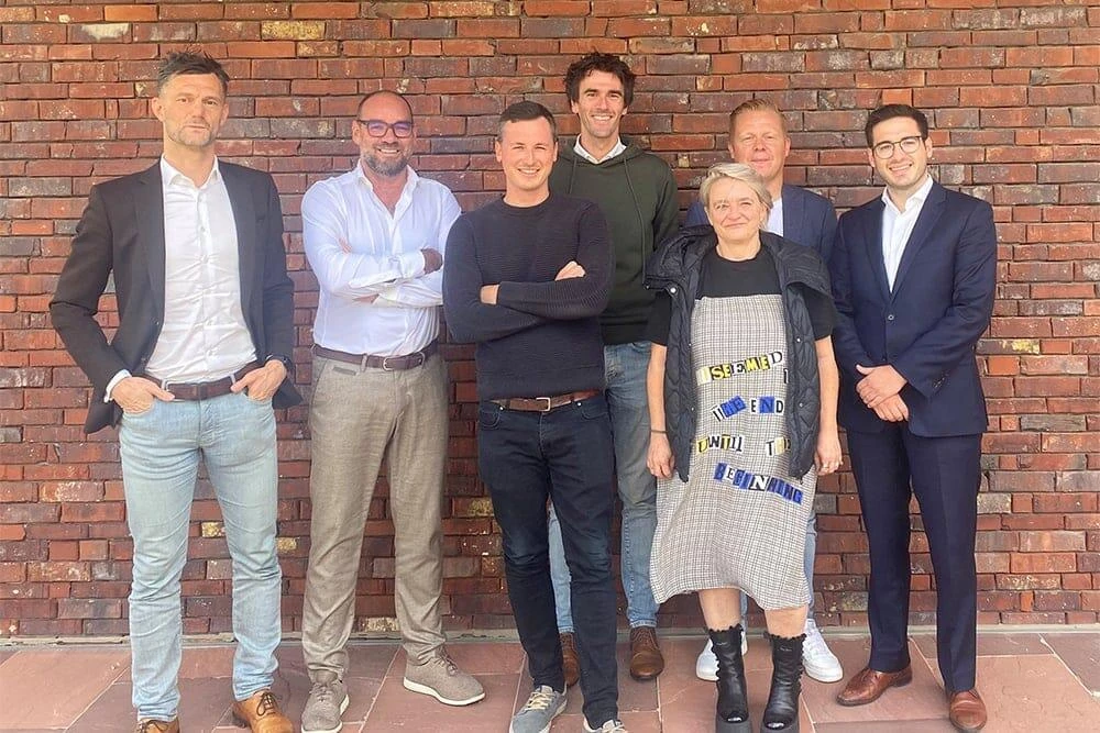 Op de foto (v.l.n.r.): Sven Devolder (Like a Virgin), Mark Caelenberghe en Nicolas Buysschaert (KIXX), Koen Verhelst (Think2Act), Lies Meuleman en Birgen Filez (Like a Virgin) en Vincent De Mesmaeker (Think2Act)