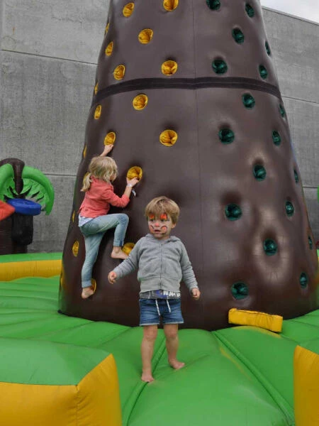 springkasteel met kinderen van Bossuyt Interior Shops