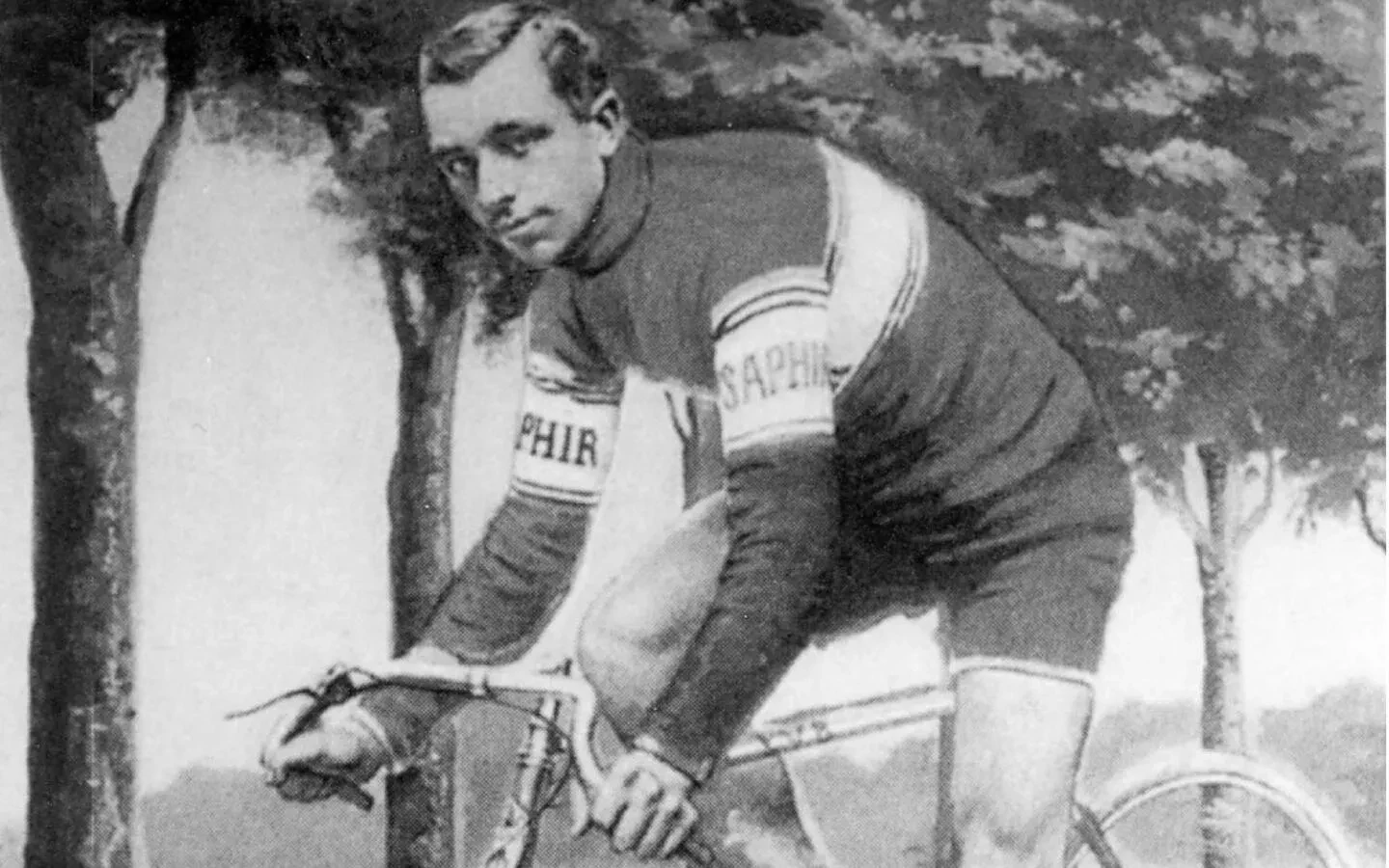 Oude foto van Fietser op koersfiets in wielerkledij zijkant