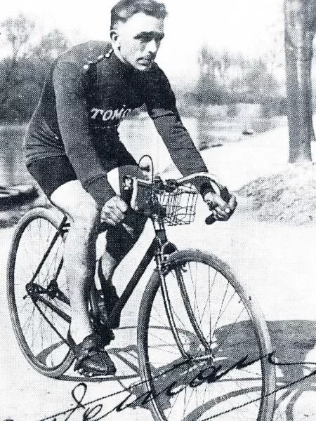 Oude foto van Fietser op koersfiets in wielerkledij voorzijde