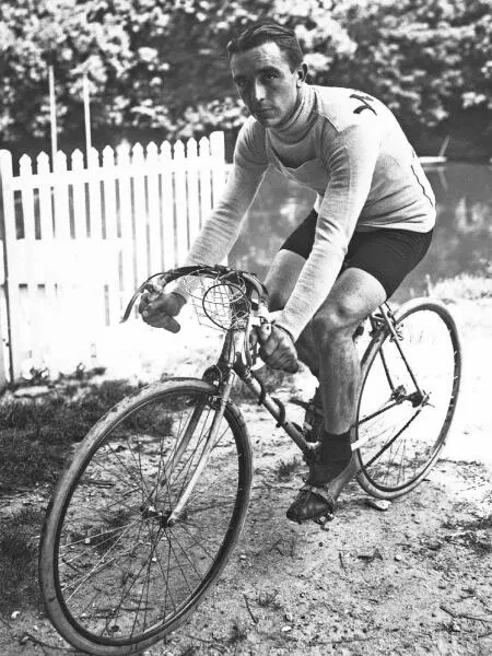 Oude foto van Fietser op koersfiets in wielerkledij