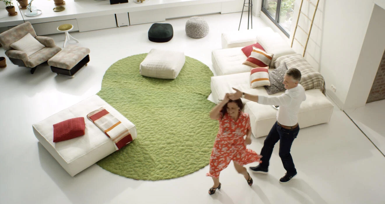 tv-spot CurcuDyn Forte van een dansend koppel in de woonkamer