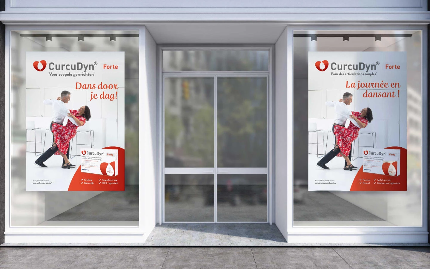 2 identieke Affiches van CurcuDyn Forte aan het raam