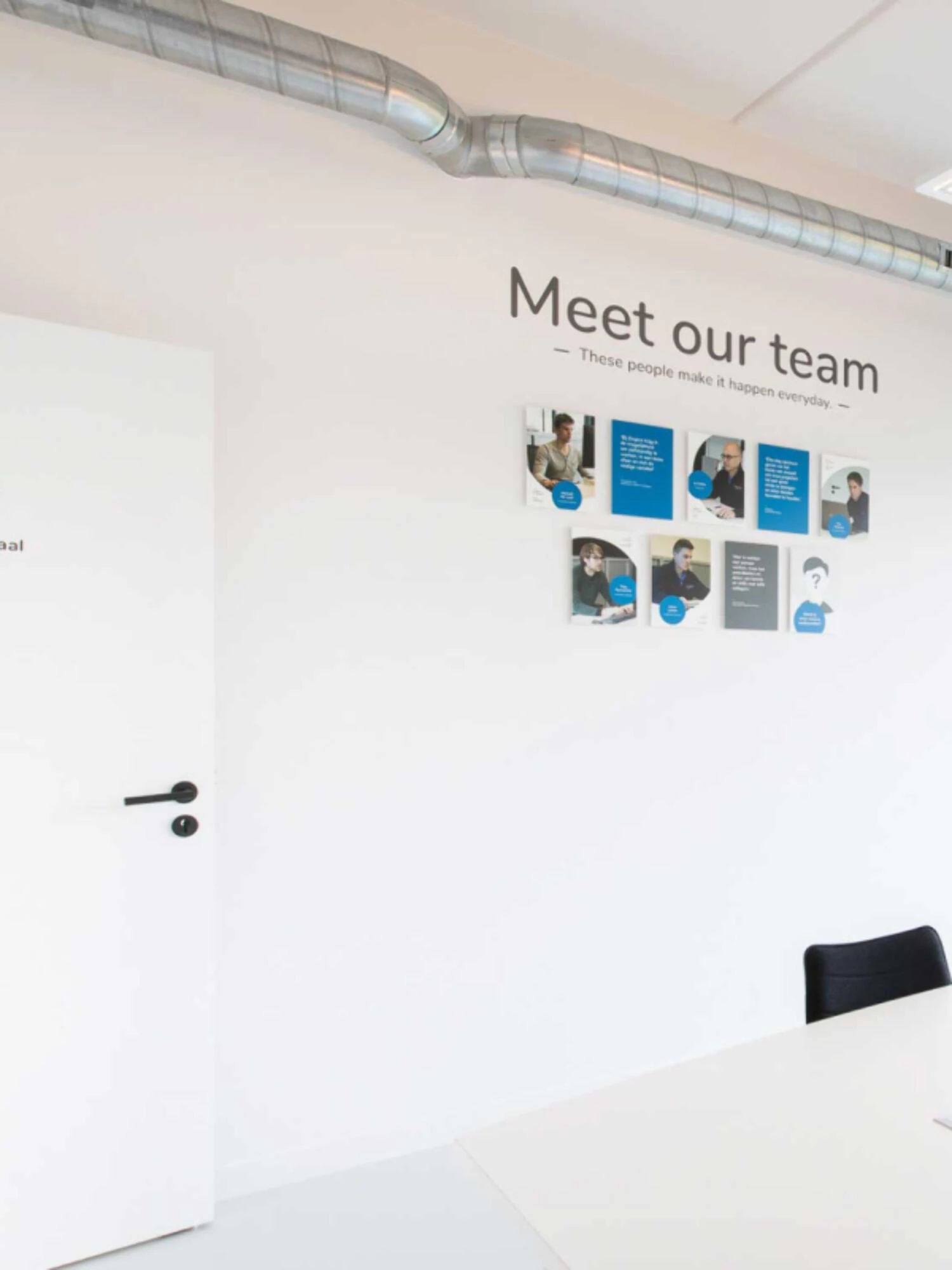 Foto muurdecoratie met "Meet our team"  in kantoor van Engico