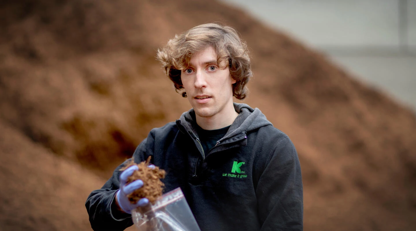 Foto van Klasmann-Deilmann medewerker dat aarde vasthoud