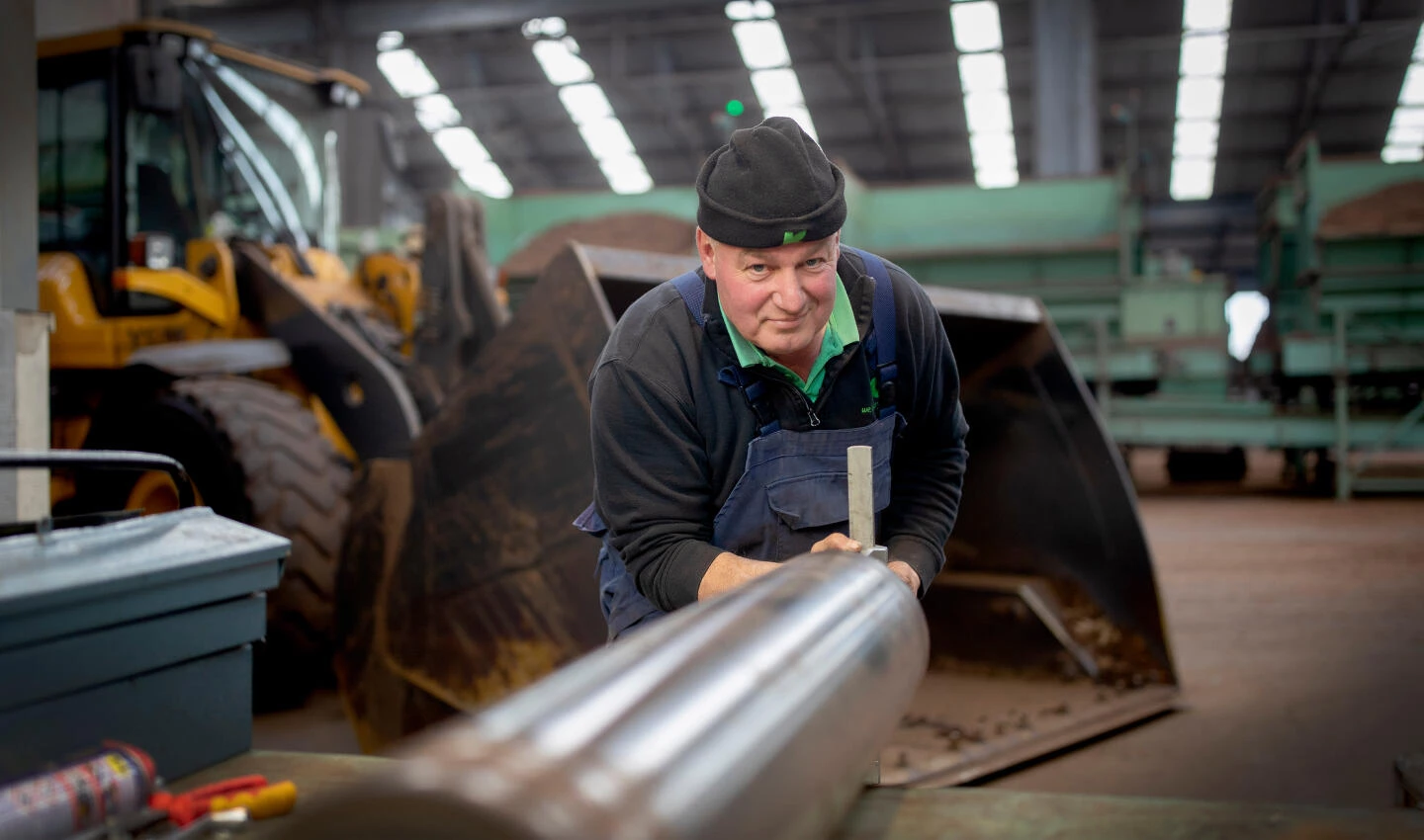 Foto van medewerker op de werkvloer van Klassmann-Deilmann