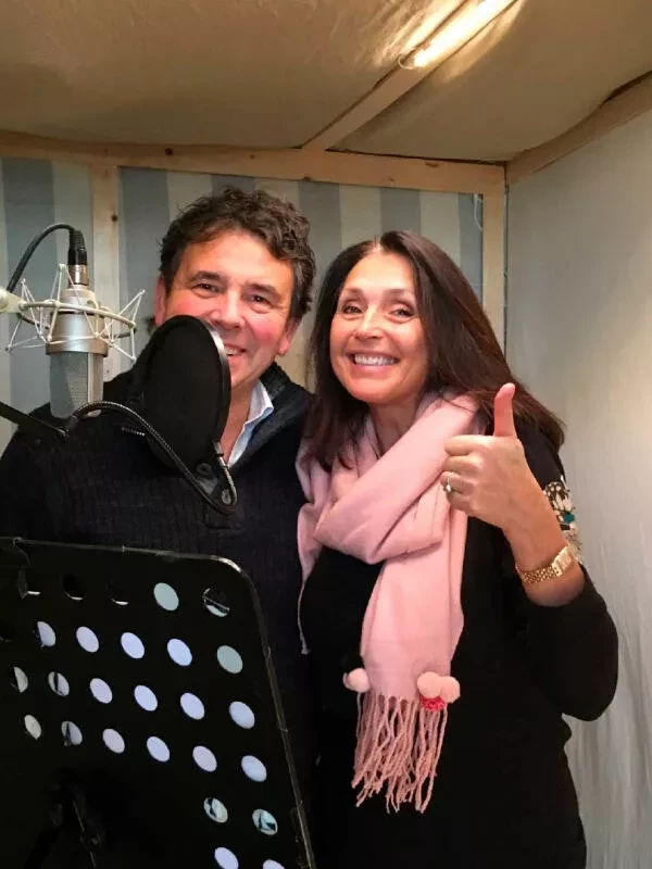 Wendy van Wanten en Frans bij Max Meubel